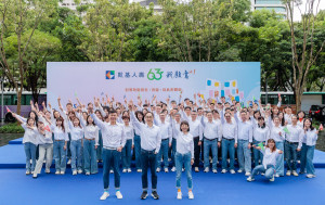 凱基人壽喜迎63周年慶，董事長王銘陽(中)、總經理郭瑜玲(右)、凱基金控總經理楊文鈞(左)與逾百位同仁自發組成的「凱壽愛分享合唱團」開心慶生！未來將以「我願意+1」企業文化，落實四大策略目標，持續開創新局、翻轉未來。