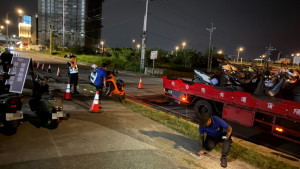 中壢警分局球場賽事強化交通執法，拖吊人行道違停機車維護行人安全。