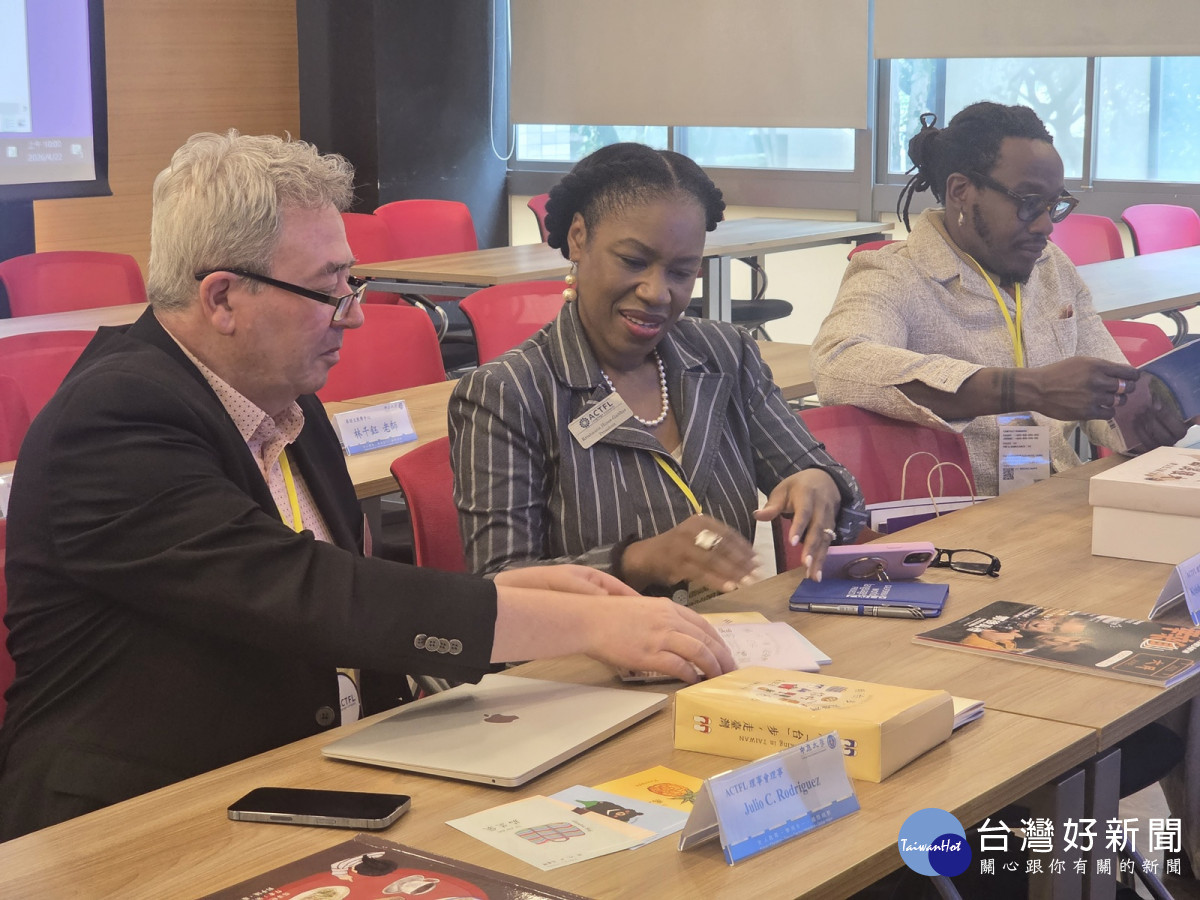  ACTFL代表團翻閱中原大學應用華語文學系學生畢業專題作品。