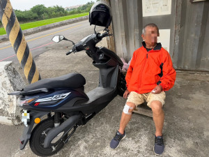 老翁自摔受傷坐路旁，楊梅警即時關懷協助。