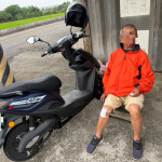 老翁自摔受傷坐路旁，楊梅警即時關懷協助。