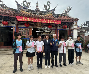 許淑華縣長頒贈藍田書院清寒獎學金。（記者扶小萍攝）