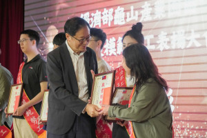 張市長頒發模範勞工獎狀。