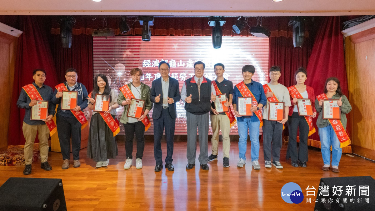 張市長與各模範勞工合照。