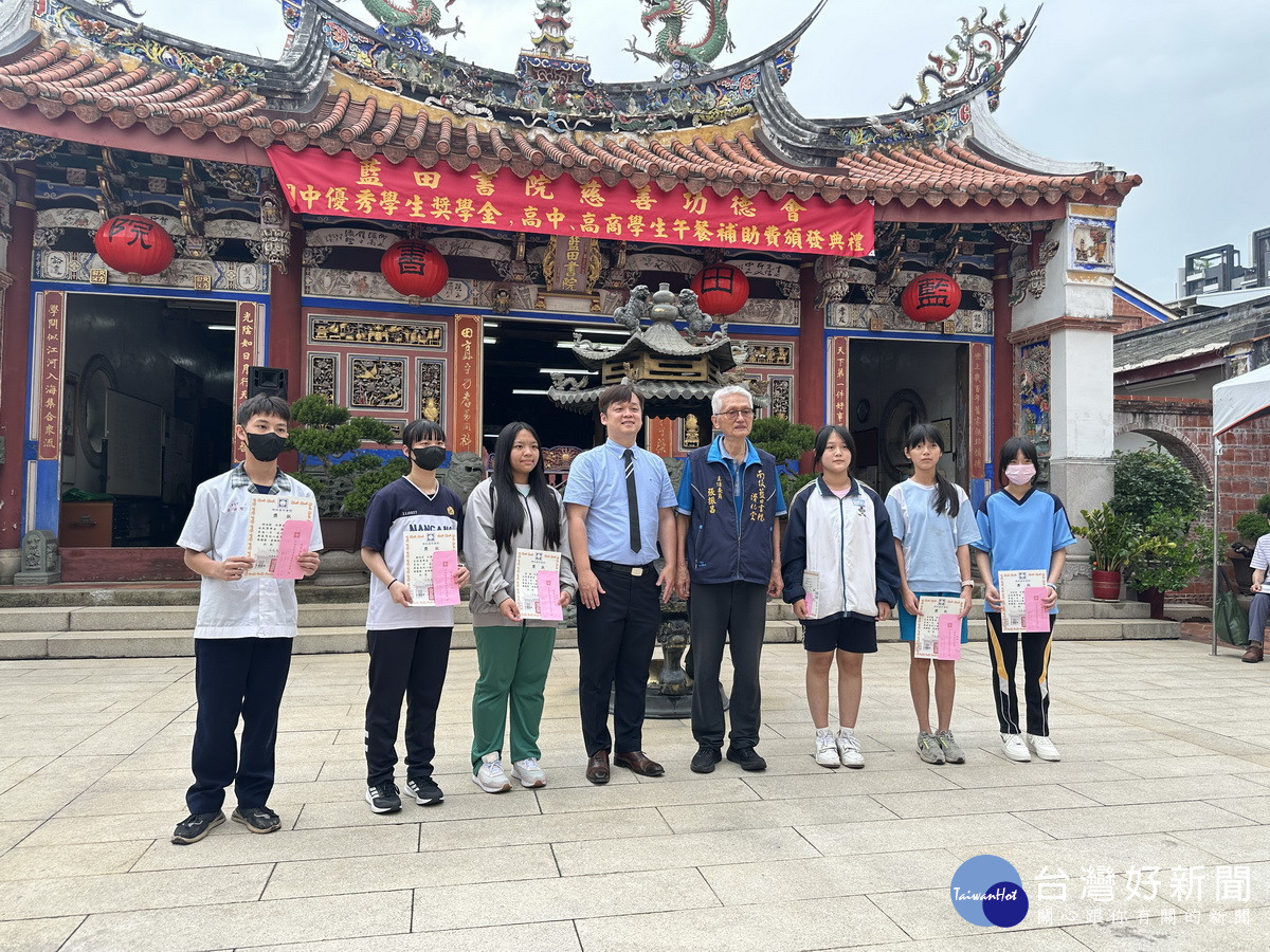 多名來賓為同學頒獎。（記者扶小萍攝）