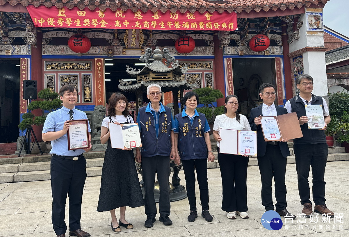 校長贈感謝狀表達謝忱。（記者扶小萍攝）