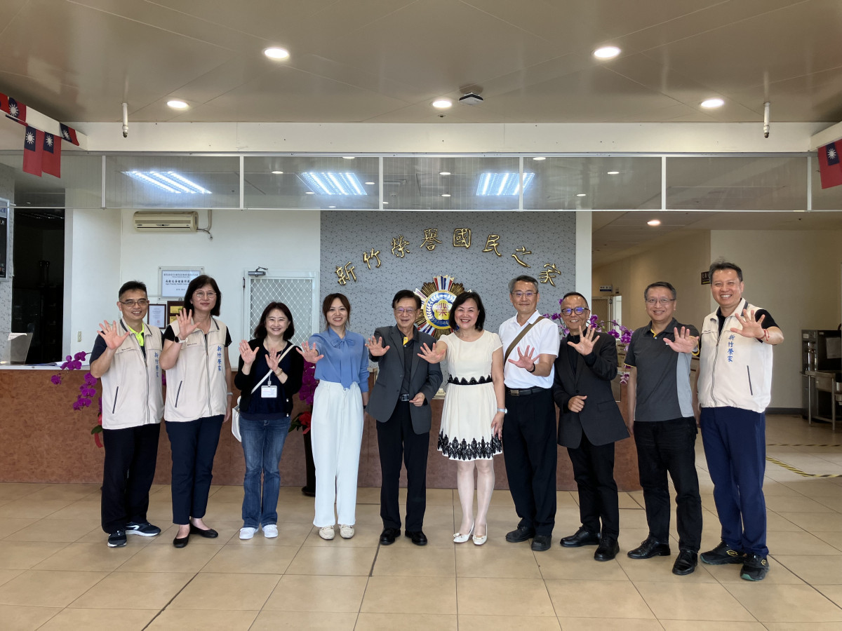 宣明智董事長(左5)率團與新竹市政府施淑婷處長(左4)明新科大陳儒晰院長(右4)參訪新竹榮家。
