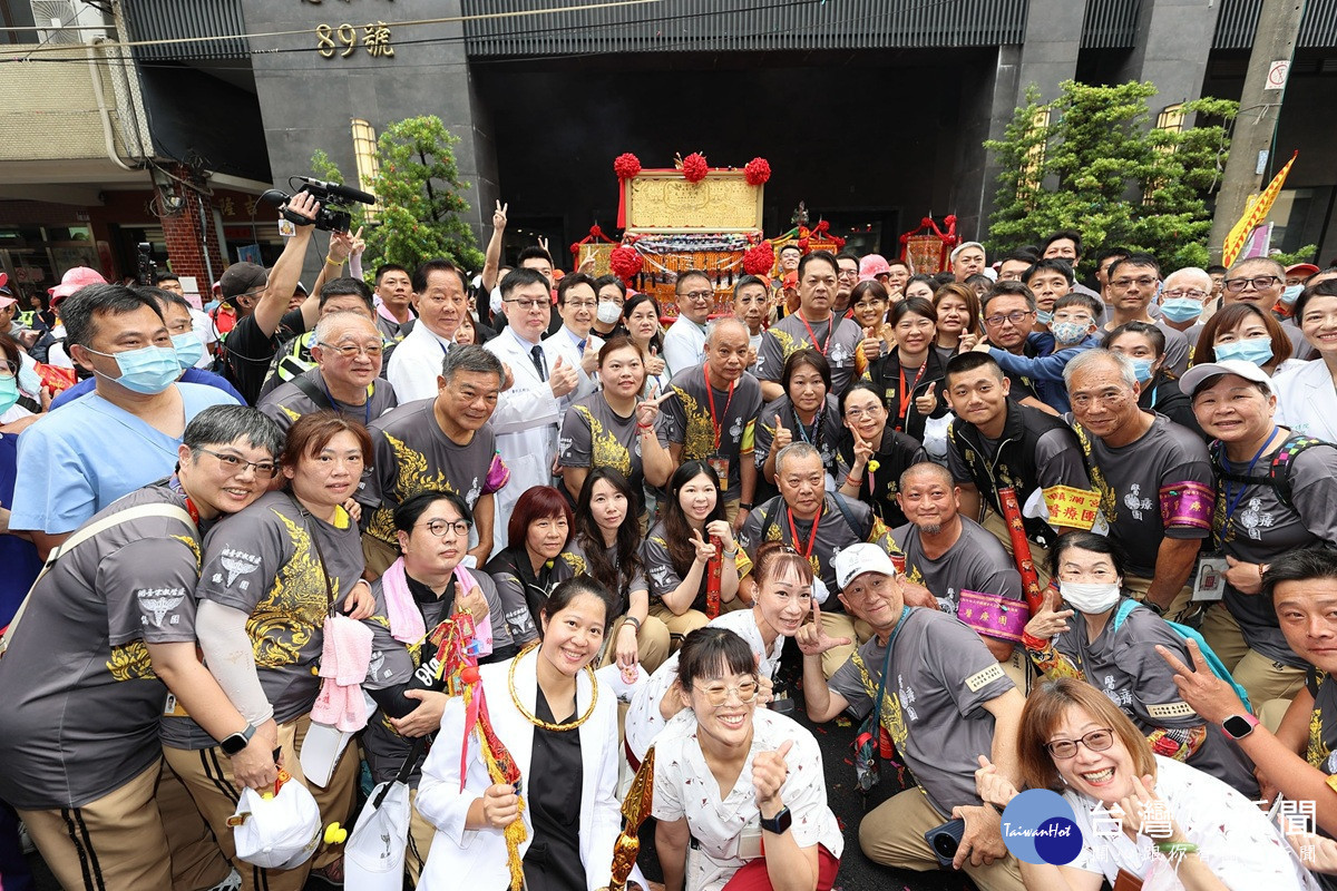 大甲媽停轎宏仁醫院　白袍醫扛轎祈福