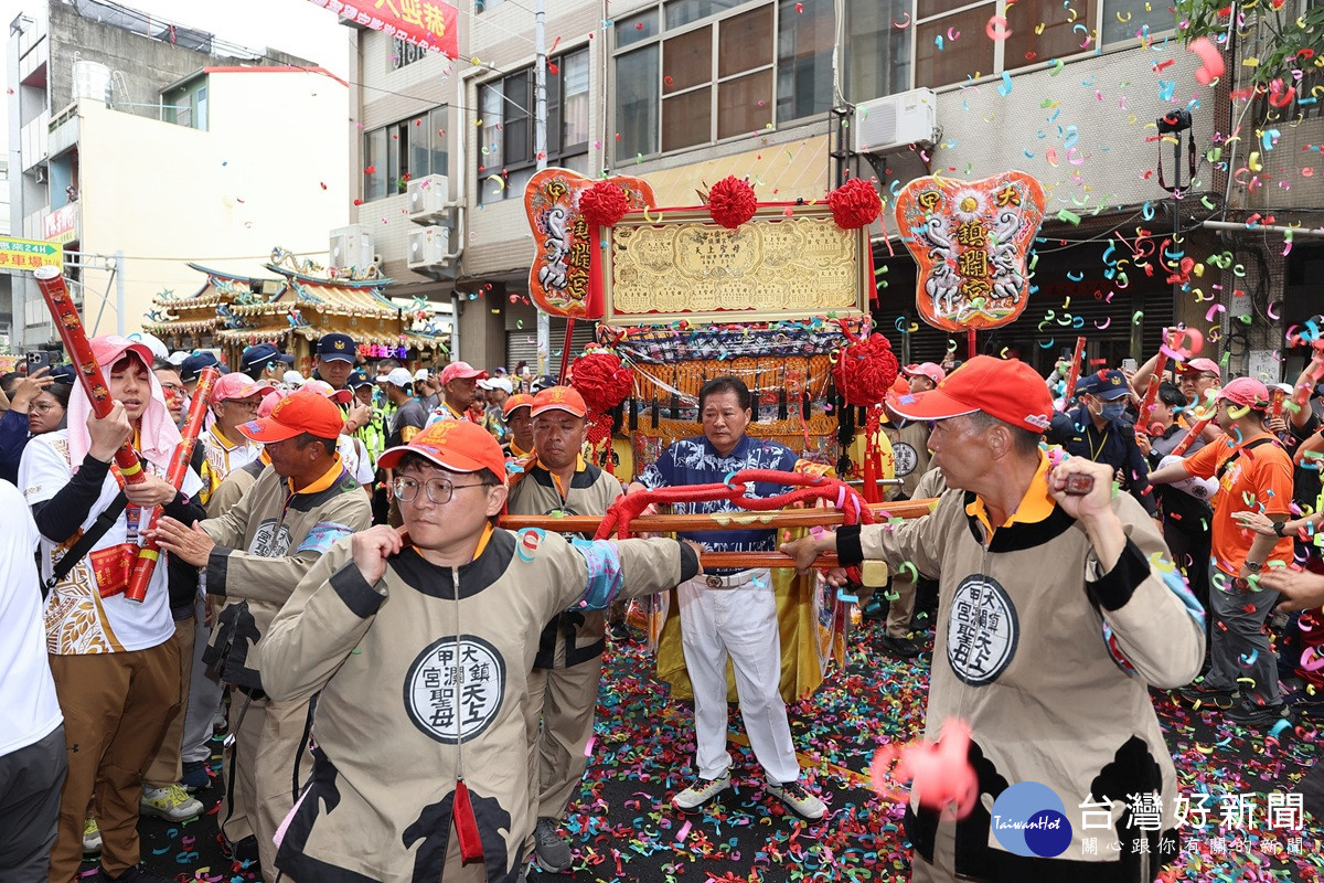 大甲媽停轎宏仁醫院   白袍醫扛轎祈福