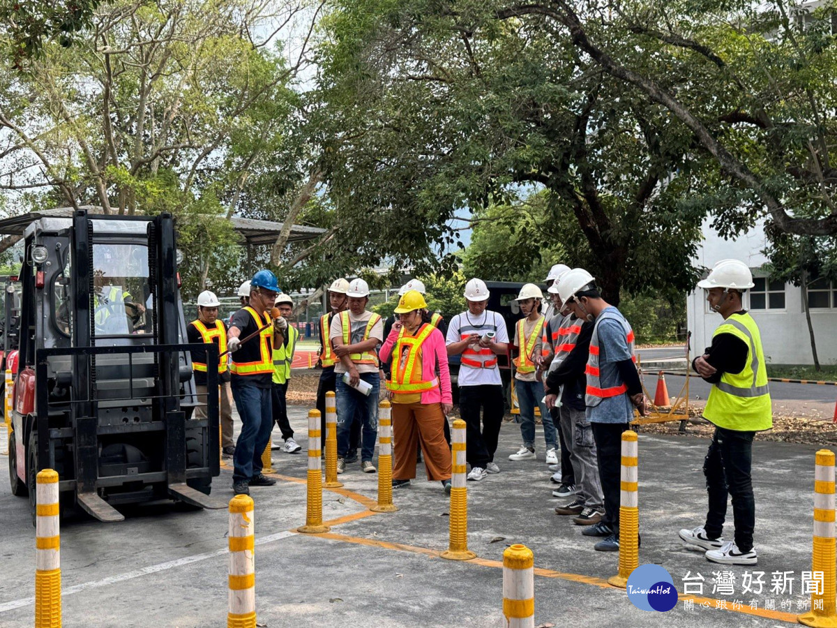 屏縣辦理堆高機訓練移工專班　60人完成參訓提升安全意識