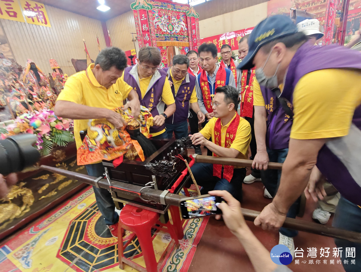 「飛輦轎、過金火」。