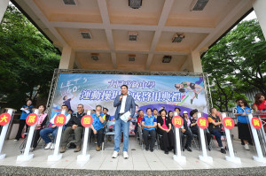 竹南大同高中操場「國際級」跑道啟用　鍾東錦期勉學校運動有更亮眼成績