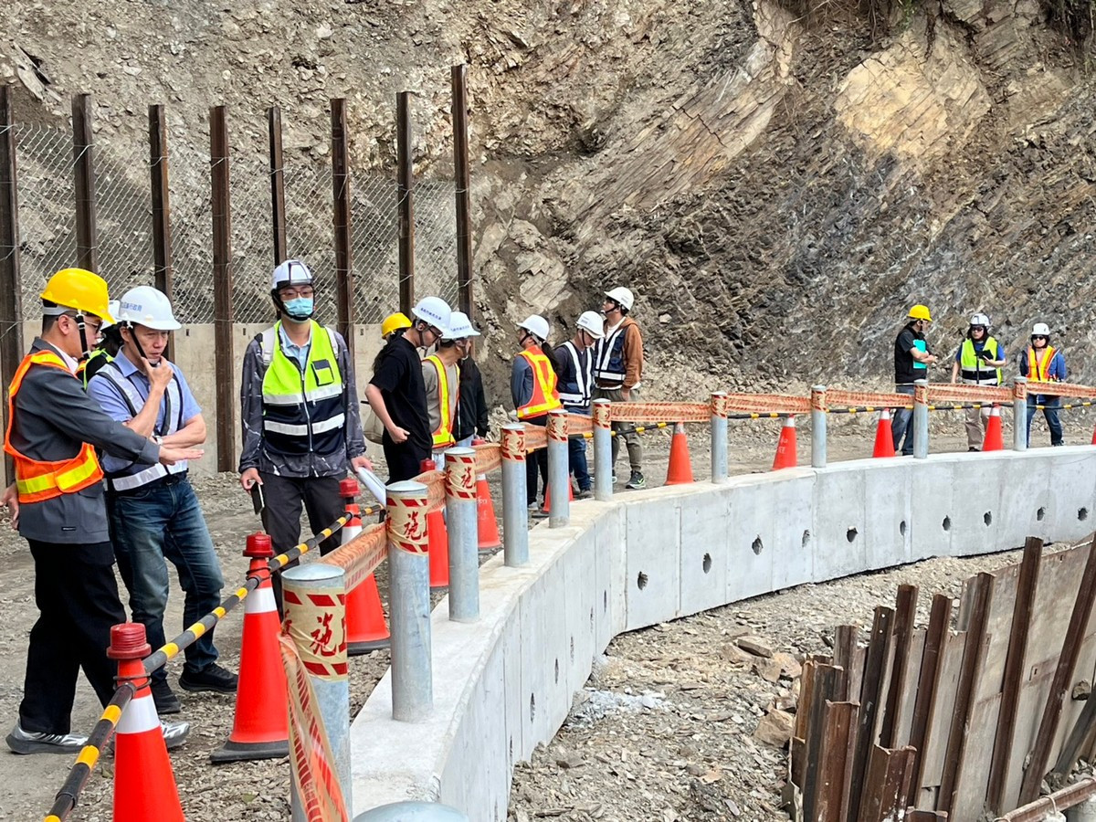 透過深入部落現地會勘災修復建工程實際執行情形，並辦理座談會務實討論機關辦理採購疑義，促進經驗交流與制度精進。（縣府提供）