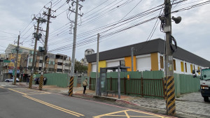 神岡國小地下停車場出入口左右兩側皆設有電桿，影響車輛進出視線。