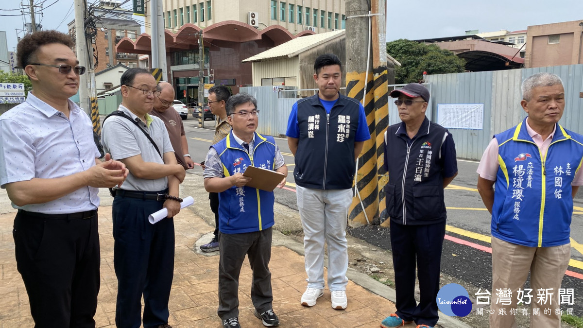 立委楊瓊瓔及市議員羅永珍服務團隊評估遷移神清路電桿。