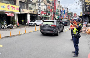 龍岡米干節登場，中壢警分局強化交通疏導與安全維護。