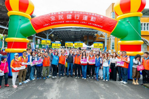 桃園市長張善政前往桃園區桃園高中，出席「全民健行運動」與嘉賓合影。