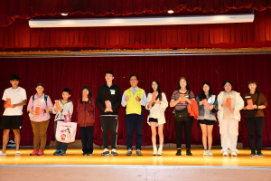 林世賢市長頒發低收入戶教育補助費並分批合影留念。圖／彰化市公所提供