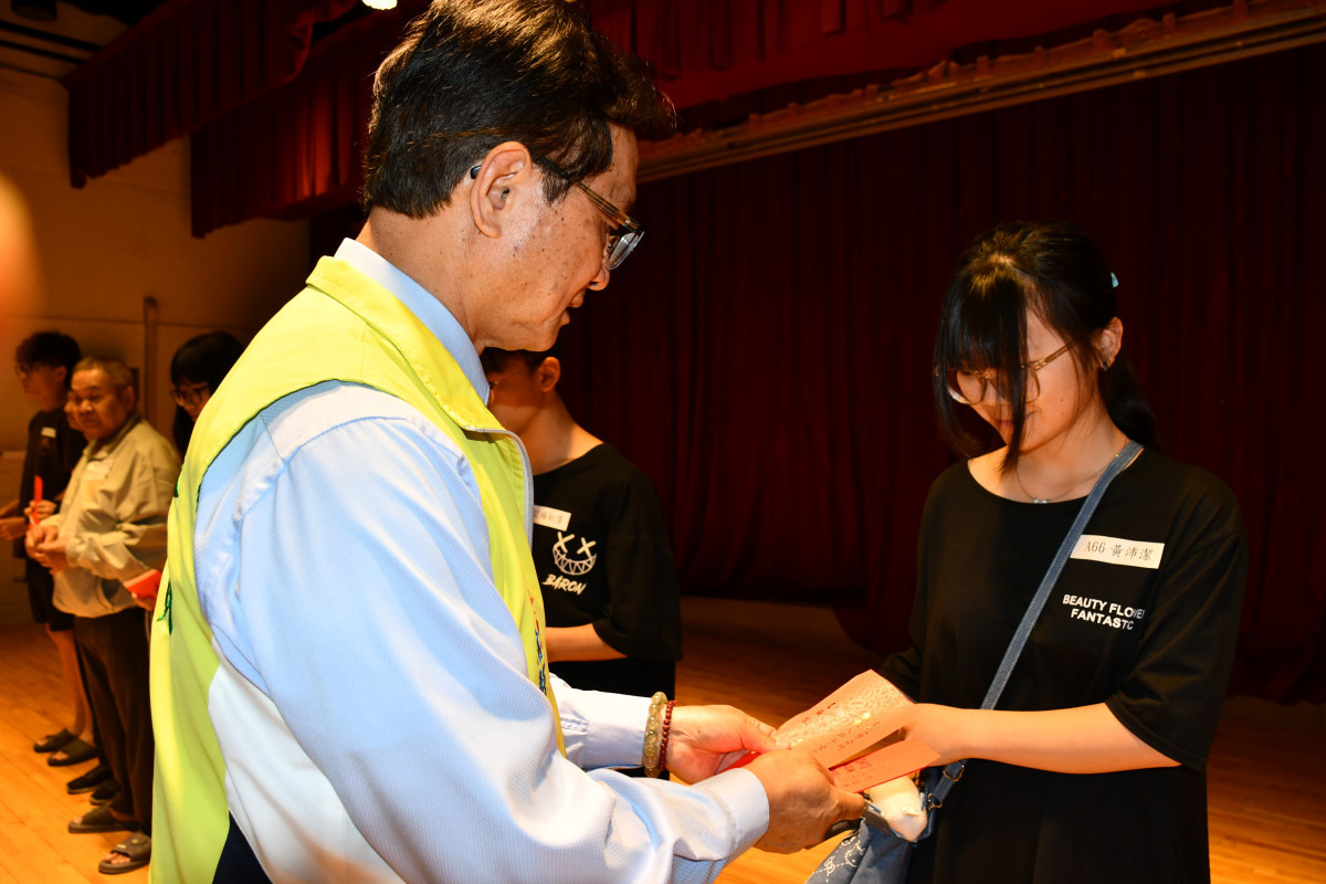 林世賢市長逐一頒發教育補助費。圖／彰化市公所提供