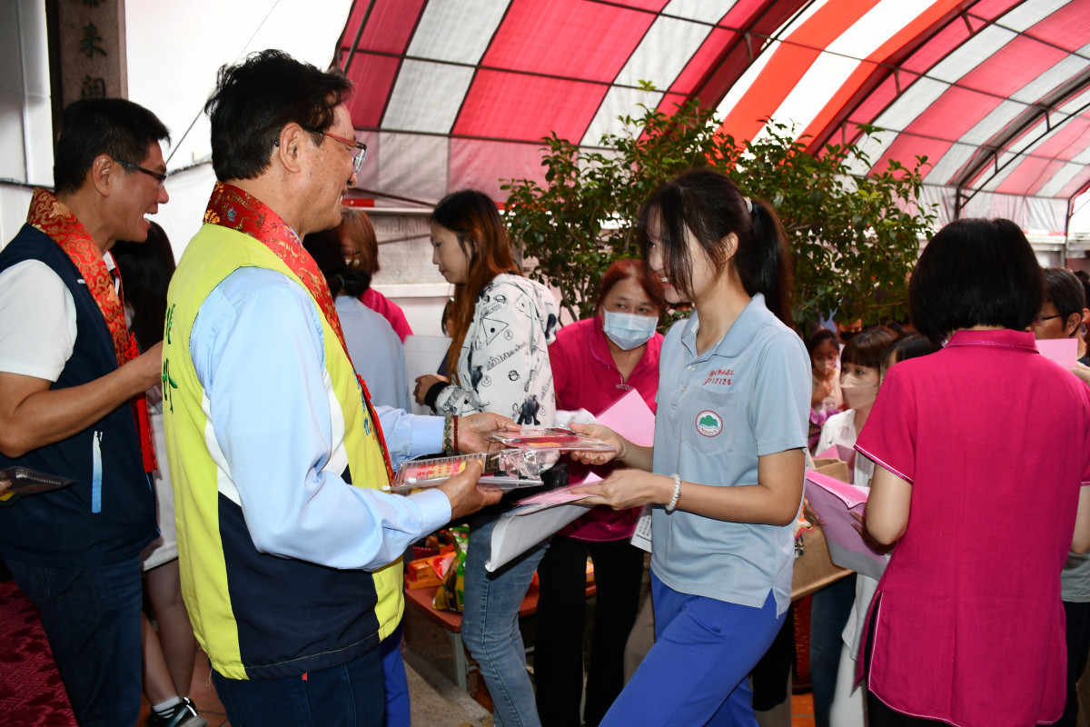 開化寺燃燈祈願法會登場　近400考生齊聚求智慧迎考季