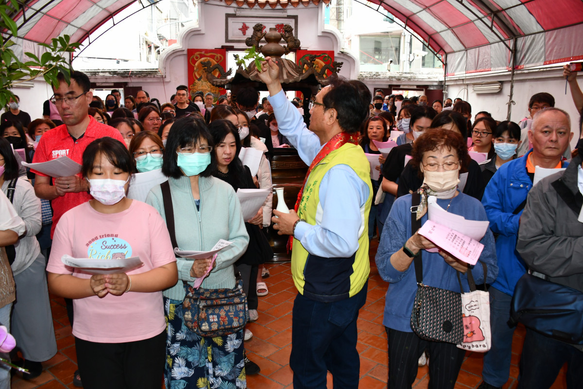 開化寺管理人林世賢市長向考生與家長撒甘露水。圖／彰化市公所提供