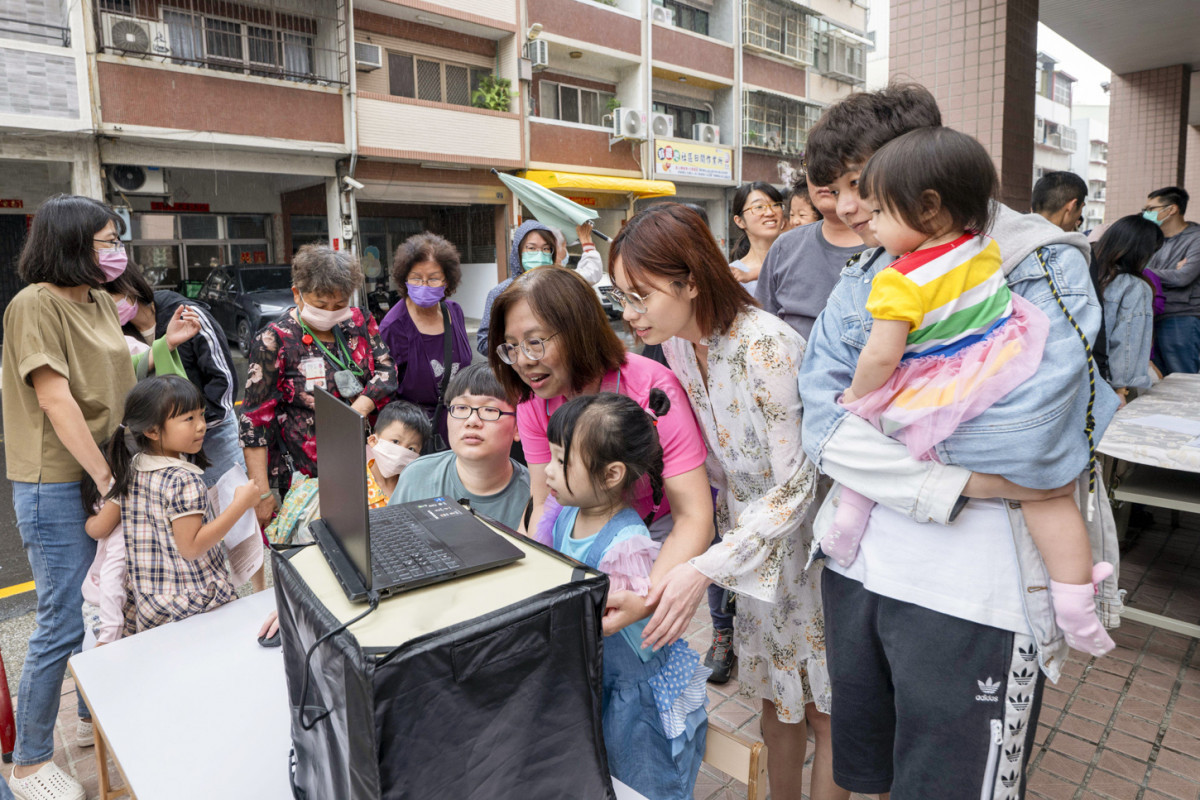 活動現場大排長龍，家長帶著孩子排隊，迫不及待體驗AI科技洗手。圖／彰基醫院