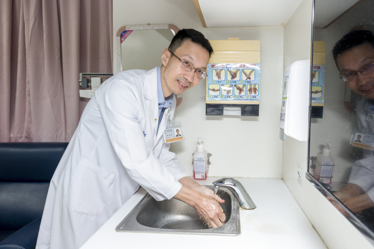 彰基創新育成研發中心主任林志明醫師示範洗手，強調將醫護訓練系統轉化為兒童版虛擬助教，能精準鎖定指尖、指縫等容易忽略的清潔盲點。圖／彰基醫院