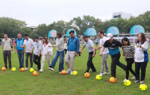 許縣長與來賓群一同開球。（記者扶小萍攝）