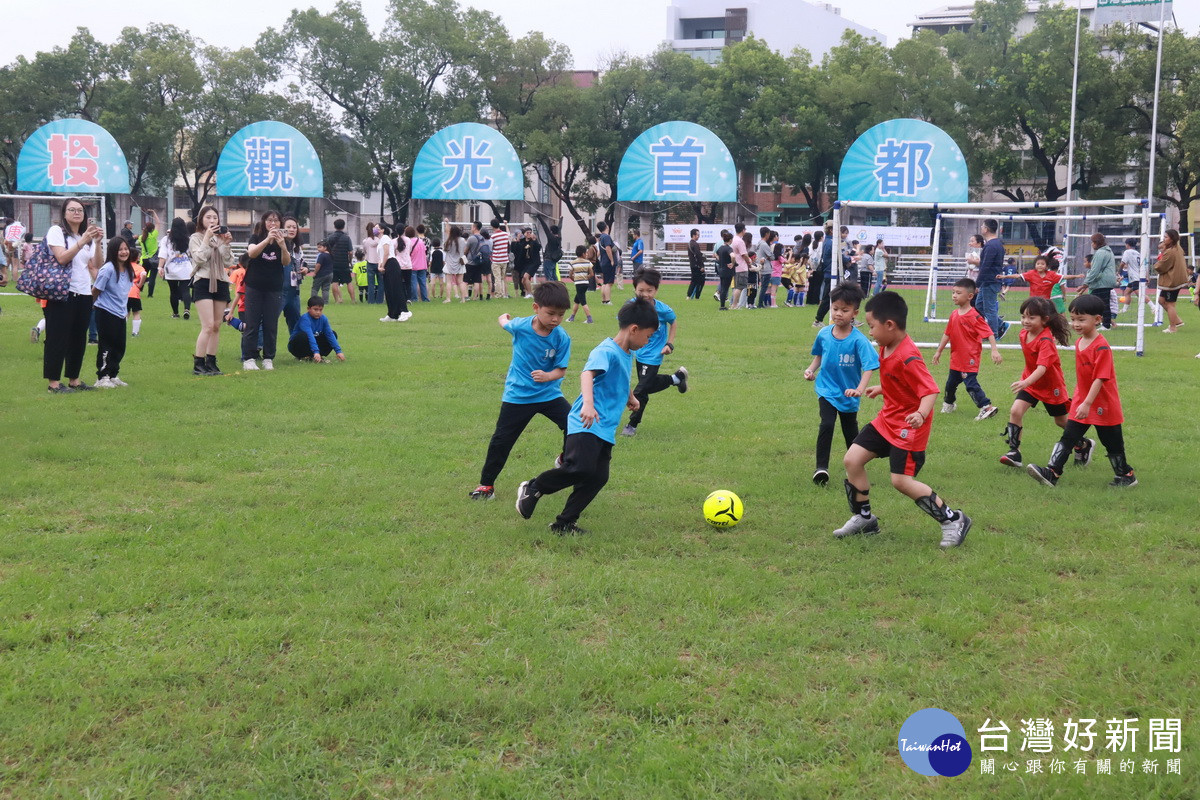 小朋友卯足了勁參賽十分激烈。（記者扶小萍攝）