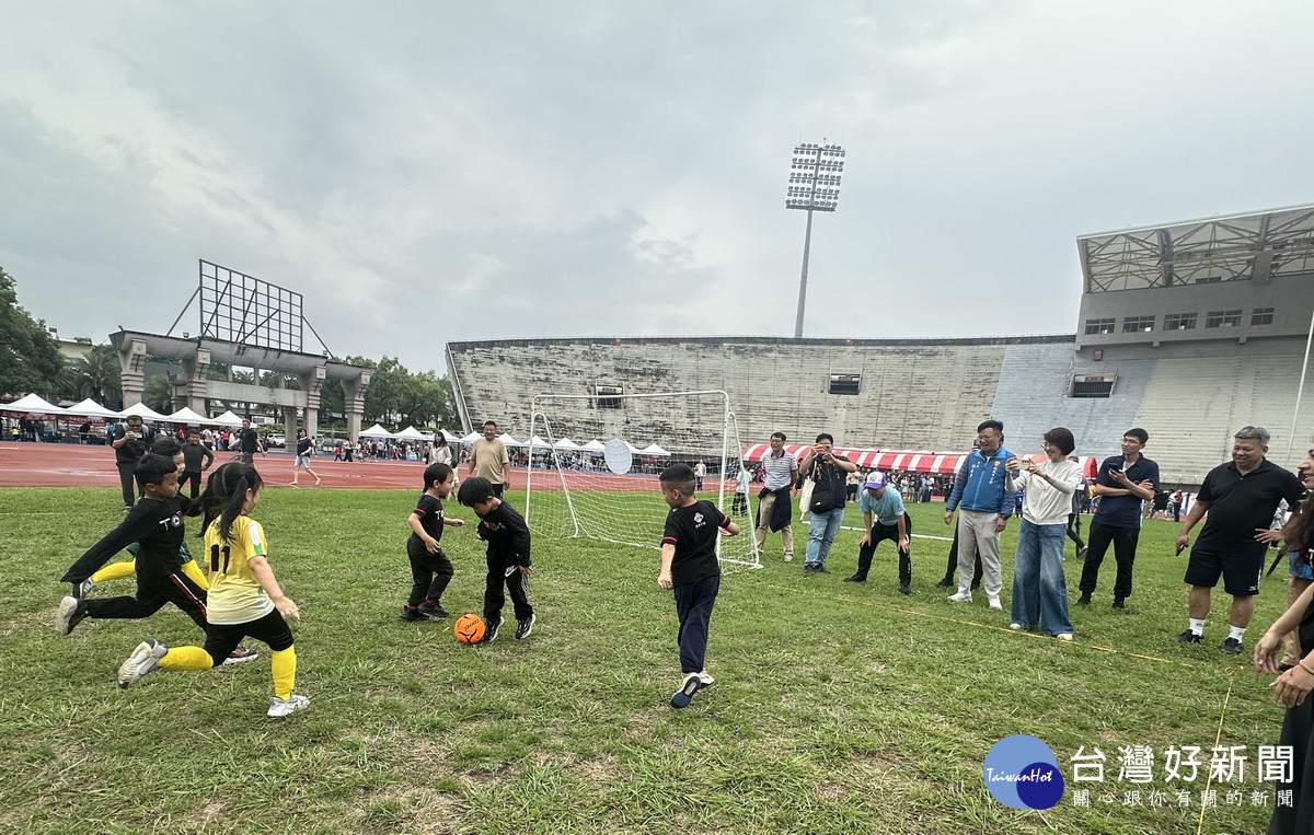 都達國小足球隊家人都觀戰加油。（記者扶小萍攝）