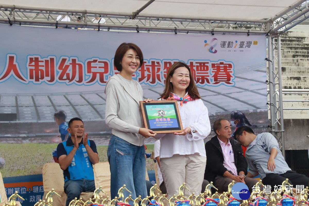 許縣長特別感謝璉紅企業與維他露公司及冠寶營造相挺。（記者扶小萍攝）