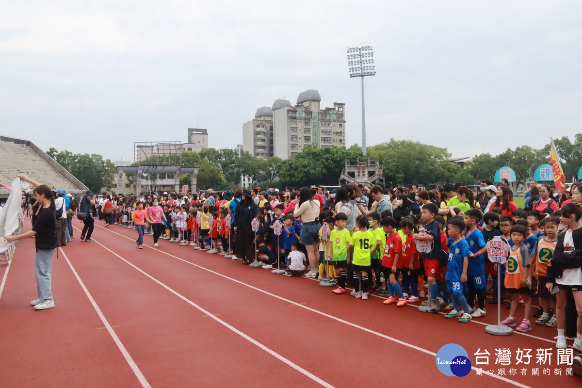 約有900名幼童參賽場面壯觀。（記者扶小萍攝）