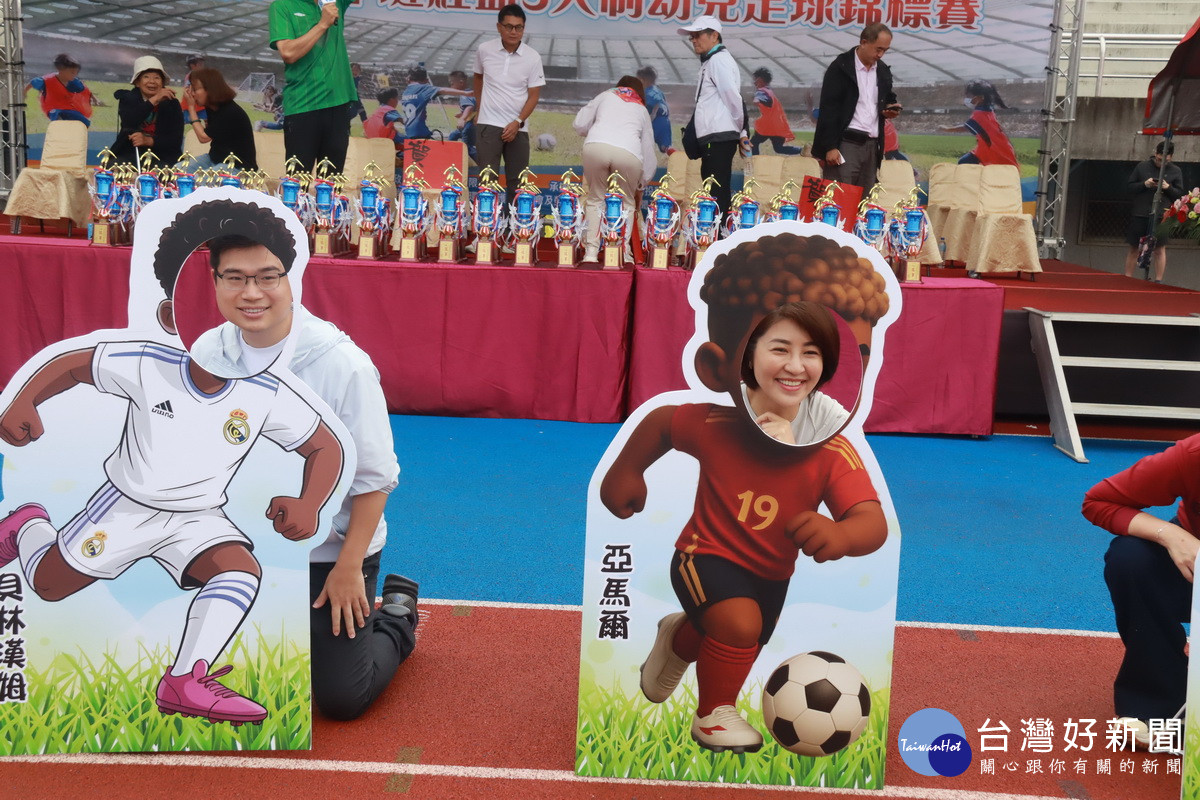 許縣長林議員等扮世界選手。（記者扶小萍攝）