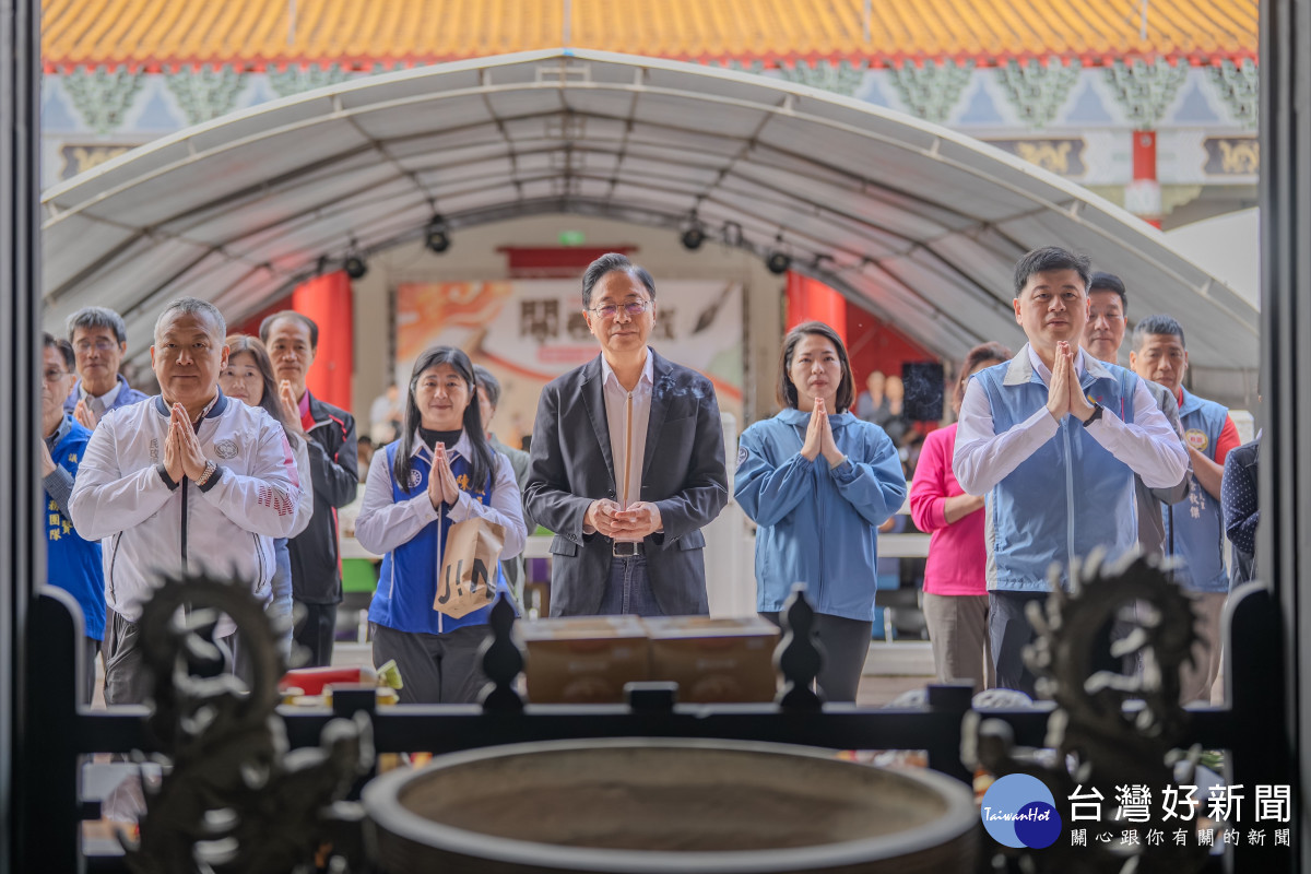 張市長與出席貴賓參香祈福。