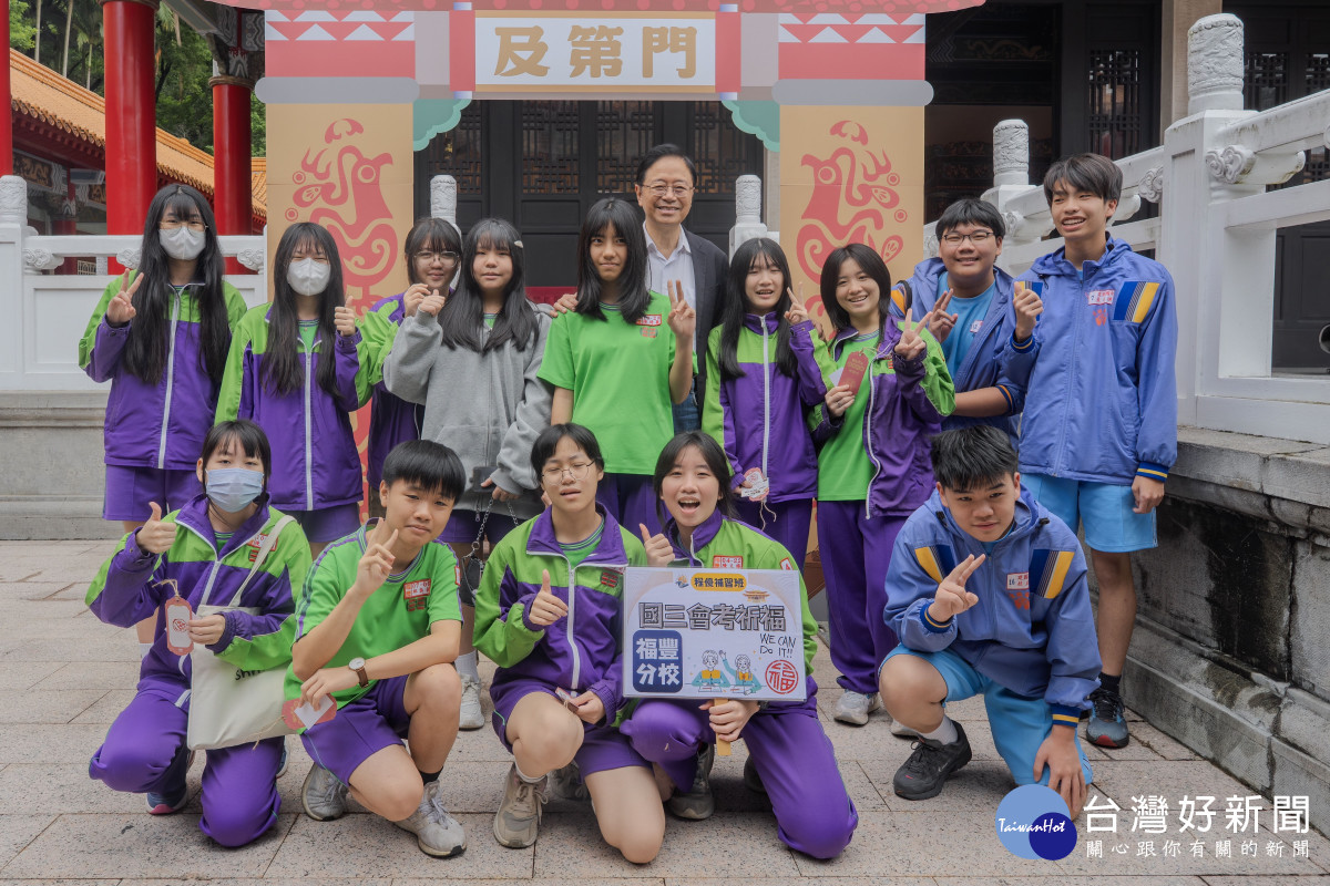 張市長與學生合影。