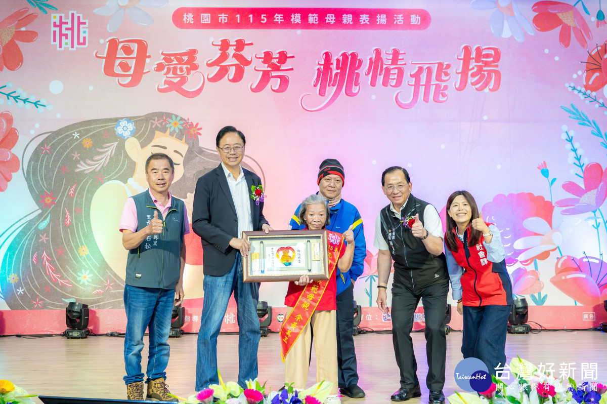 張市長與模範母親合影。