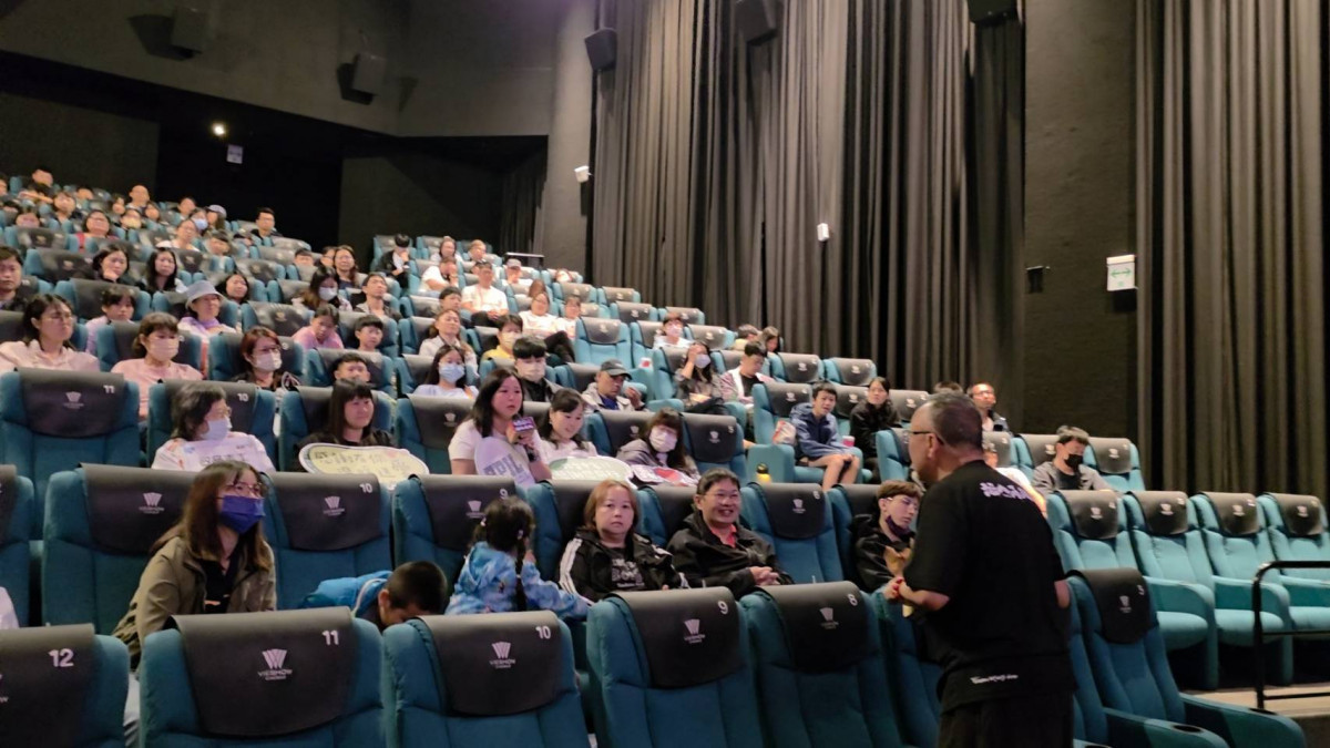 「半盲導演」曲全立導演親臨矽品公益包場，現場分享跨越生死關頭的創作歷程，勉勵眾人化眼淚為成長的翅膀。