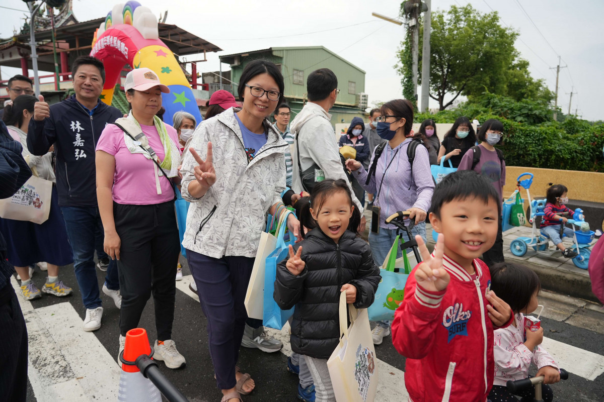 親子健走、健康市集及互動體驗活動，吸引大批民眾熱情參與／縣府提供