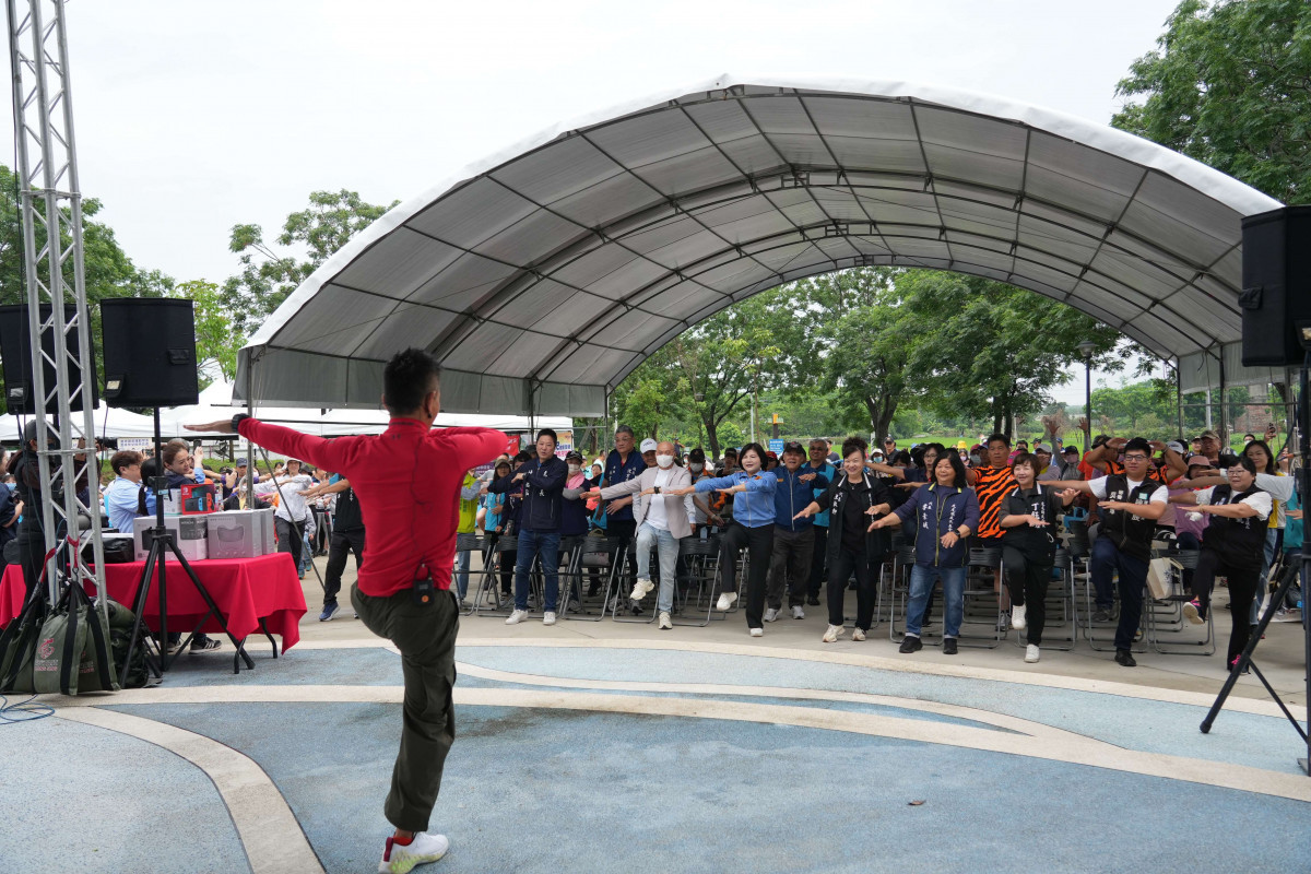縣長張麗善、虎尾鎮長林嘉弘等人與民眾跟隨音樂與老師一起熱身／縣府提供