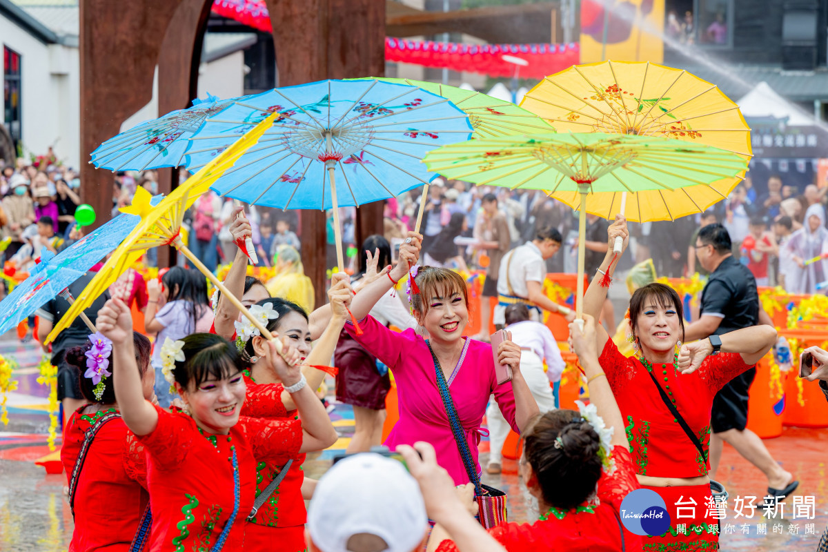 潑水祈福歡慶節慶熱潮。