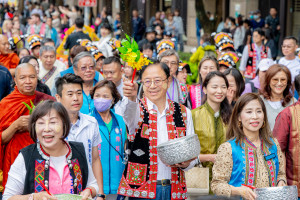 張市長潑水祈福與民同樂。