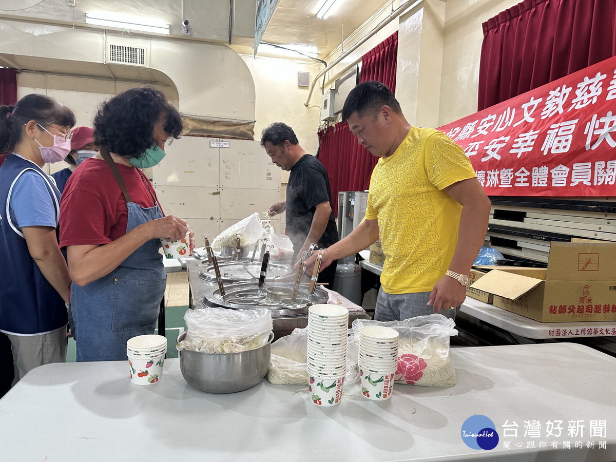 許福能長期到各學校義煮南投意麵讓師生家長分享在地美食。（記者扶小萍攝）