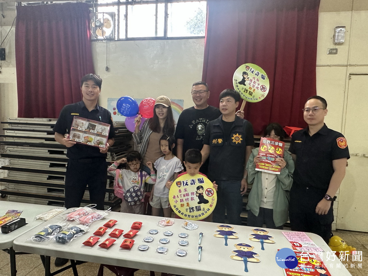 南投派出所長與同仁宣導防詐。（記者扶小萍攝） 