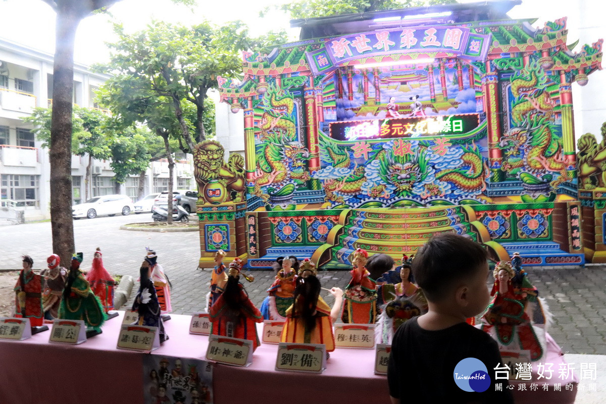 大人聽講座孩子看布袋戲吃爆米花棉花糖。（記者扶小萍攝）