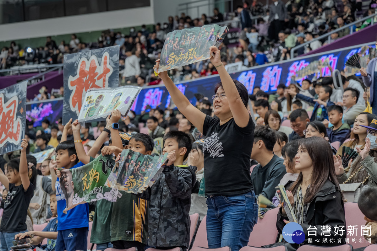 觀賽民眾熱情為球員加油。