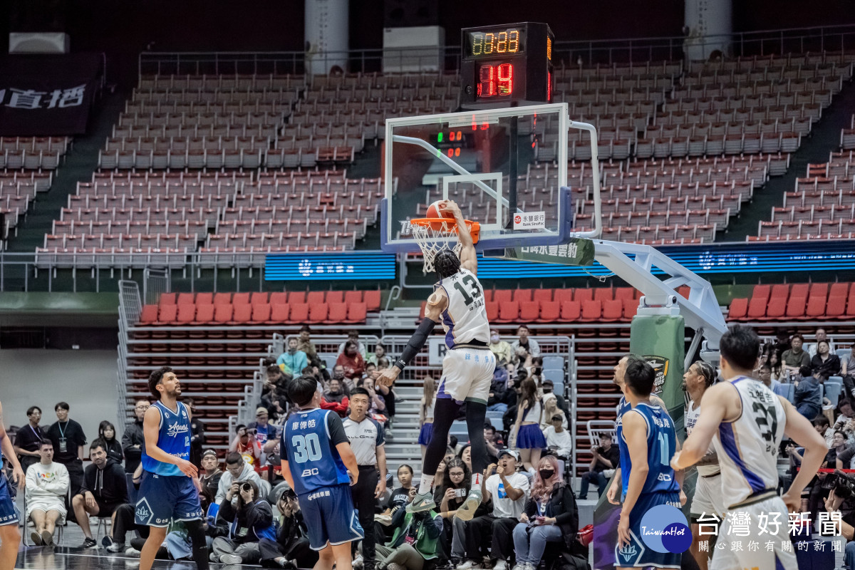 雲豹球員強勢灌籃得分。