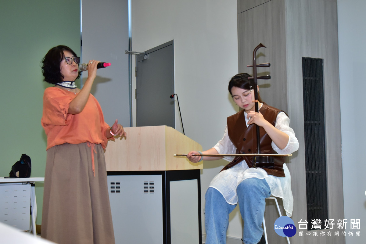 詩人張芳慈朗誦詩作搭配陳映潔即興二胡演奏。