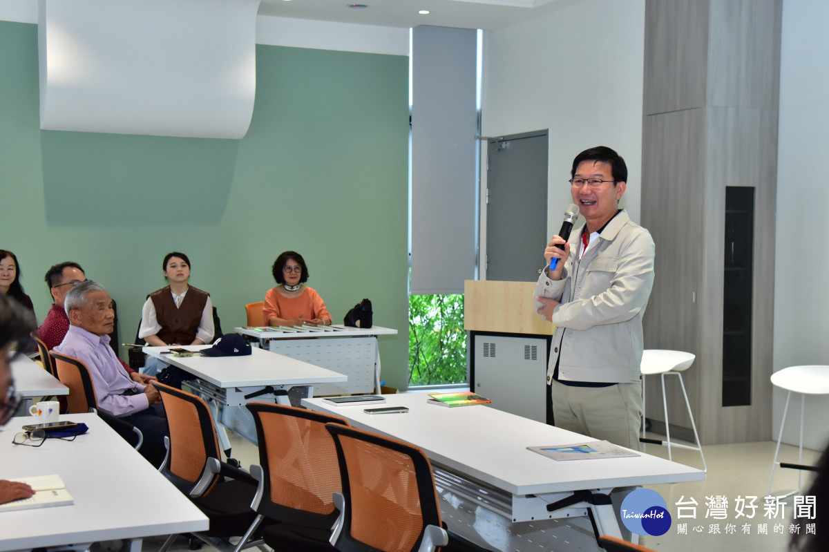 台中市府客委會主委江俊龍出席並分享閱讀心得。