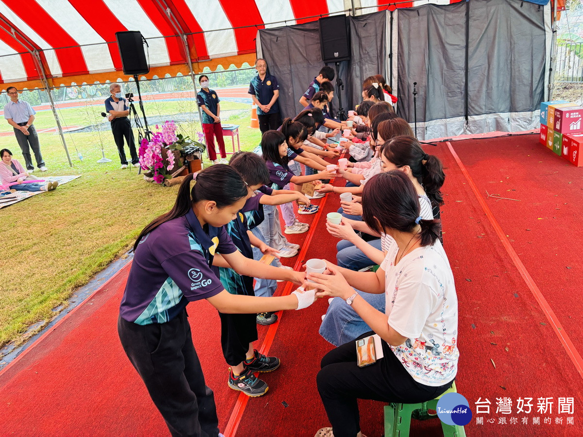 同學向家長奉茶表達感恩情。（坪頂國小提供）