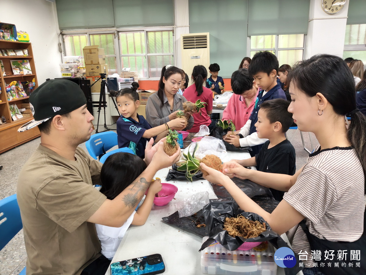 親子共同手作。（坪頂國小提供）